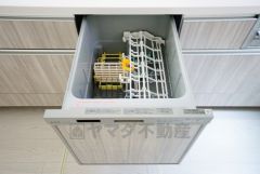 食後の時間にゆとりを与えてくれる食器洗い乾燥機。操作ボタンも上面にあるので、腰をかがめずに操作が楽々。