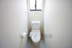 温水洗浄機付トイレです。節水機能もあるので、安心して使えますね。もちろん、1階2階の2ヶ所にトイレがあるので、忙しい朝にもゆとりができますね。