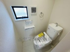 温水洗浄機付トイレです。節水機能もあるので、安心して使えますね。もちろん、1階2階の2ヶ所にトイレがあるので、忙しい朝にもゆとりができますね。