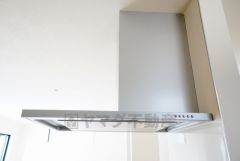 お手入れが簡単なスリム型レンジフードです。調理により発生する油煙や臭いを吸い込み、屋外へ排気してくれます。