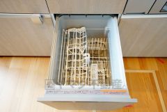 同仕様写真。食事の後の手間を解消する食器洗い乾燥機付。冬場の洗い物で手荒れの悩みもなくなります。手洗いよりも節約できて便利。
