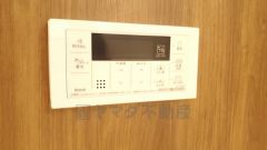 湯量・湯温の設定、そして保温までワンタッチのフルオートバス。便利な追い炊き機能付きです。