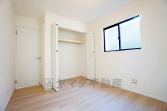 暖かい日差しが差し込む洋室。たっぷり収納できるクローゼット付きでお部屋の中をすっきりと快適に保てます。