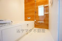 1日の疲れを癒すくつろぎのバスルーム。足を伸ばしてもゆったりと入れるサイズです。お子様と一緒にお風呂に入っても狭くないですね^^