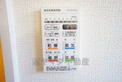 浴室暖房乾燥機付き。天候に左右されず、いつでも好きなときに洗濯物を干せるので、仕事や家事で忙しい方に重宝します。