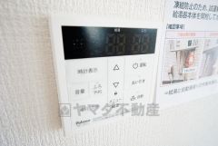 キッチン横からボタンひとつで操作が楽々。