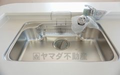 大きなお鍋も楽々洗える幅の広いシンクです＾＾ステンレスシンクなので簡単にお掃除できますよ。洗剤やスポンジもすっきりできる収納付き。