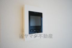 防犯性、セキュリティ対策に安心できるテレビモニター付きインターフォンです。セールスマン対策にもなり安心できます。
