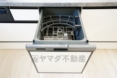 食事の後の手間を解消する食器洗い乾燥機付。冬場の洗い物で手荒れの悩みもなくなります。手洗いよりも節約できて便利。