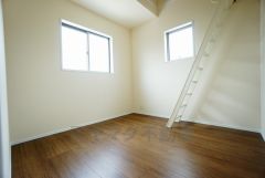 2面採光を確保した明るい室内は、風通しも良く、大変居心地の良い空間となっております。爽やかな風を感じて起きる朝は、快適生活の始まりに。