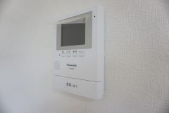 同仕様写真。防犯性、セキュリティ対策に安心できるテレビモニター付きインターフォンです。セールスマン対策にもなり安心できます。