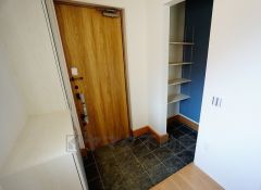 同仕様写真。たっぷり収納できるシューズボックスです。家族全員の靴がきれいに整頓できます。棚の上にお花や写真を飾っても良いですね。