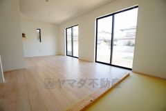 大きな掃き出し窓のあるリビングは、陽光あふれる明るい空間です。ゆったりと寛げる憩いの場となりそうです。