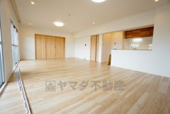 温かみのある雰囲気と、キッチンでの作業性を兼ね備え、家族の笑顔あふれる団らんのひと時をお過ごしいただける設計になっています。