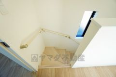 小さなお子様やご高齢の方でも安心できる、手すり付き階段。段差も低めで設定されており、安全性にも優れています。