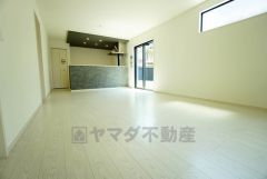 リビングは広々とした設計で、家族が集い、寛ぐ暮らしの空間を演出しています。思い思いの時間を過ごしたり、家族みんなで食事をしたり、素敵な団らんの場になりますね。