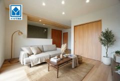 家具はイメージです。リビングは広々とした設計で、家族が集い、寛ぐ暮らしの空間を演出しています。思い思いの時間を過ごしたり、家族みんなで食事をしたり、素敵な団らんの場になりますね。