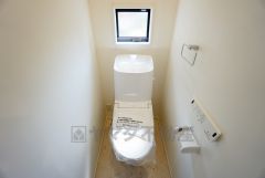 温水洗浄機付トイレです。節水機能もあるので、安心して使えますね。もちろん、1階2階の2ヶ所にトイレがあるので、忙しい朝にもゆとりができますね。