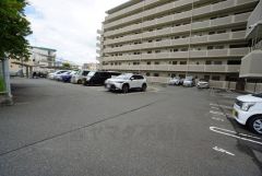 敷地内駐車場月額6000円。空き状況についてはお問い合わせください＾＾