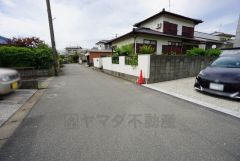 1号棟前面道路。大型車の通行が少なく、騒音や振動が少ないので静かで快適な生活を送れます。