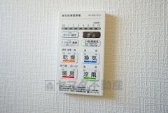雨の日の洗濯も安心できる浴室暖房乾燥機付き浴室。リモコンで操作もボタン1つで簡単。