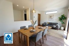 家具はイメージです。家族が集まる開放的なリビング。思い思いの時間を過ごしたり食事をしたり、素敵な団らんの場になりますね＾＾