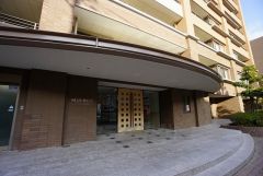 エントランスに続くお洒落なアプローチ入口です。
