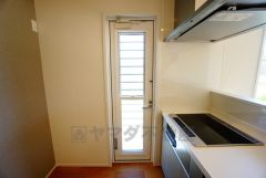 勝手口付きキッチン。においがこもりやすいキッチンの換気にも役立ちます。ごみの仮置きにもなり、便利です＾＾