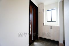 玄関には靴以外も収納できそうなシューズクローク付き＾＾靴が散らばらずスッキリした玄関を維持できますね。