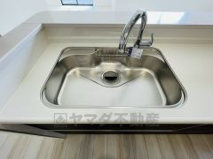 広々とした凸型シンクに洗剤ポケットを標準装備。大きなお鍋など洗いやすいです。