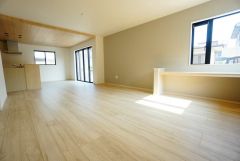 大きな窓のあるリビングは、陽光あふれる明るい空間です。居心地良く、ご家族皆がゆったり寛げる憩いの空間となりそうです。