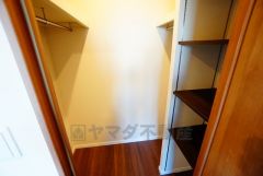 収納力豊富なウォークインクローゼット。洋服や小物などを1箇所にまとめて美しい収納を実現します。スーツケースのような大型の荷物も置けます＾＾