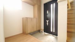 たっぷり収納できるシューズボックスです。家族全員の靴がきれいに整頓できます。棚の上にお花や写真を飾っても良いですね。