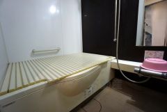 1日の疲れを癒すくつろぎのバスルーム。バスルームの洗い場の床材は水はけの良い素材を採用。カビが生えにくい設計になっております。