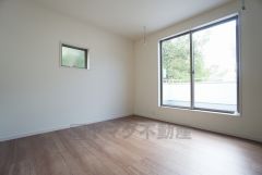 同仕様写真。寛ぎの時間を紡ぎだす主寝室は、大型ベッドを置いても余裕の広さを確保しています。