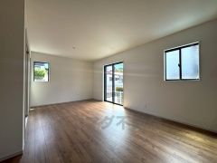 大きな窓のあるリビングは、陽光あふれる明るい空間です。居心地良く、ご家族皆がゆったり寛げる憩いの空間となりそうです。