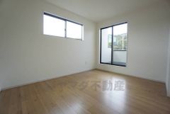 2面採光を確保した明るい室内は、風通しも良く、大変居心地の良い空間となっております。爽やかな風を感じて起きる朝は、快適生活の始まりに。