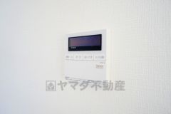 キッチン横からお湯張り、追い炊き、足し湯がボタン一つで楽々操作できる給湯機リモコンです。忙しい夕飯準備の時間帯に重宝しますね。