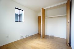 木目調のシンプルデザインで落ち着きと安らぎの空間に仕上げています。各部屋に収納が完備されているので、お荷物が増えても安心の設計です。