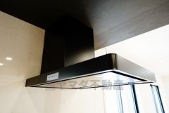 同仕様写真。お手入れが簡単なスリム型レンジフードです。調理により発生する油煙や臭いを吸い込み、屋外へ排気してくれます。