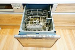 食事の後の手間を解消する食器洗い乾燥機付。冬場の洗い物で手荒れの悩みもなくなります。