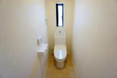 同仕様写真。1階2階の2ヶ所にトイレがありますので、忙しい朝にも家族に気を使わず、ゆとりが生まれますね＾＾ 小窓付きで換気する時に便利です＾＾