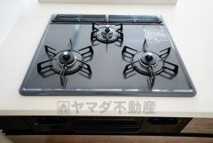 同時にたくさんの料理が調理できる3口コンロ。長時間熱を通しておきたい煮込み料理を作りながら、炒め物など同時進行で進められます。