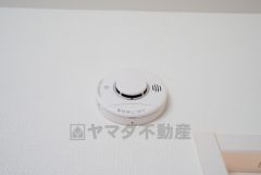 火災による煙や熱を感知して、警報音やブザー等で火災の発生を知らせてくれる火災警報器。