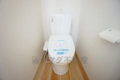 温水洗浄機付トイレです。節水機能もあるので、安心して使えますね。もちろん、1階2階の2ヶ所にトイレがあるので、忙しい朝にもゆとりができますね。