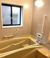 半身浴ができるベンチスペースがあり、節水にも効果を発揮します。1坪サイズなので、ゆったりとご入浴ができます。