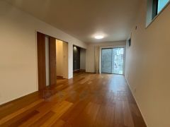 大きな窓のあるリビングは、陽光あふれる明るい空間です。居心地良く、ご家族皆がゆったり寛げる憩いの空間となりそうです。