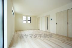 大きな掃き出し窓のあるリビングは、陽光あふれる明るい空間です。ゆったりと寛げる憩いの場となりそうです。