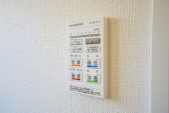 雨の日の洗濯も安心できる浴室暖房乾燥機付き浴室。リモコンで操作もボタン1つで簡単。
