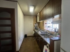 母屋。部屋の端に位置する壁付けキッチンは、デッドスペースができにくく、リビング・ダイニングを無駄なく広く活用できます。